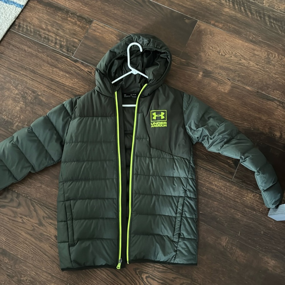 Under Armour boys youth extra large puffer coat. Like new. Hardly worn.